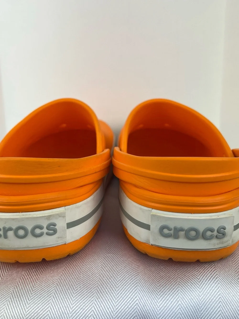CROCS Crocband in vivid Orange with White-Trim Midsole